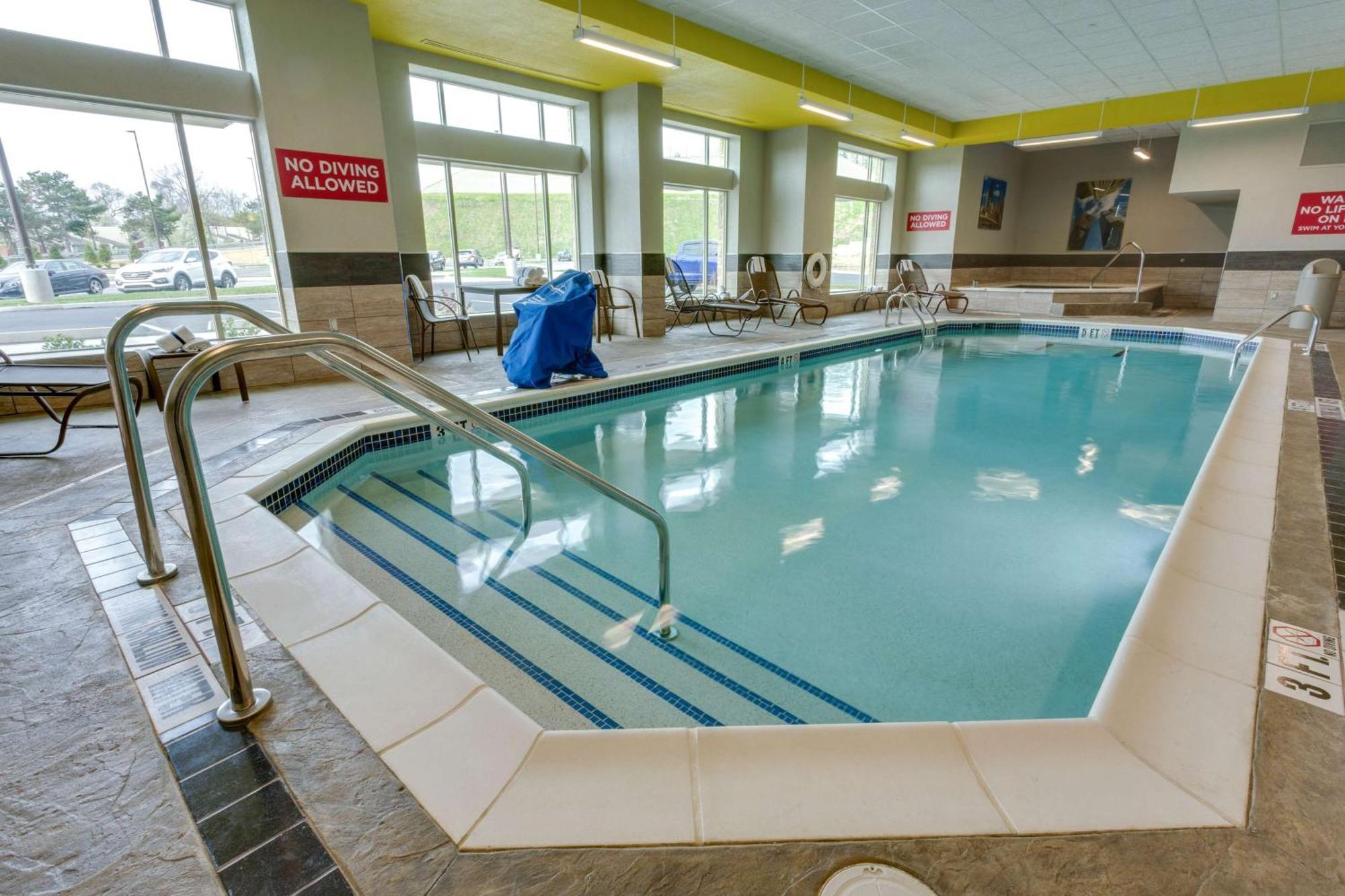 Hotel Drury & Pittsburgh Airport Settlers Ridge